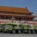 Chiny podczas parady w Pekinie po raz pierwszy zaprezentowały międzykontynentalny pocisk DF-61 oraz pełny arsenał nuklearnej triady, przy okazji 80. rocznicy zakończenia II wojny światowej.