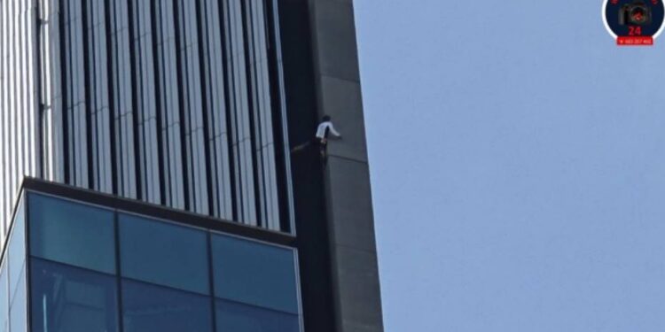 We Warszawie zatrzymano Francuza Titouana Leduca, który bez zabezpieczenia wspiął się na Varso Tower – najwyższy wieżowiec UE o wysokości 310 metrów.
