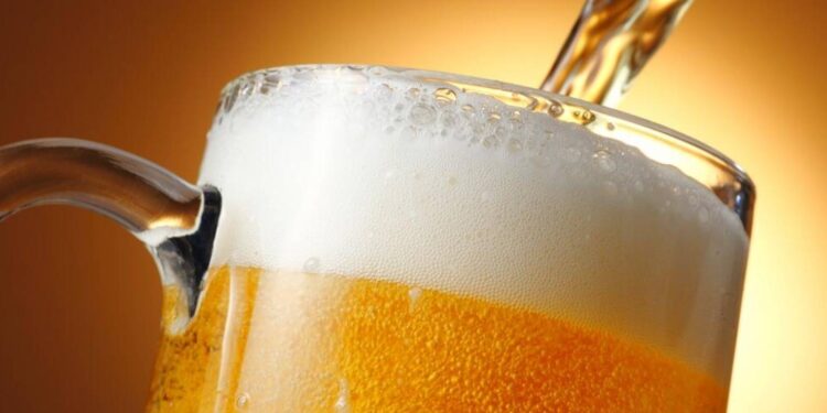 Dowiedz się, jakie korzyści i szkody niesie piwo, jaka jest jego kaloryczność, ile można wypić bez szkody oraz komu spożywanie jest kategorycznie przeciwwskazane.