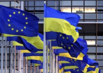 UE planuje skierować miliardy zamrożonych rosyjskich aktywów do Ukrainy poprzez wymianę gotówki na obligacje, unikając ryzyka prawnego bezpośredniej konfiskaty.