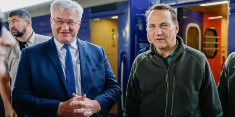 Do Kijowa przybyli szef MSZ Polski Radosław Sikorski i książę Harry, który przedstawi inicjatywy wsparcia rannych żołnierzy oraz spotka się z weteranami.
