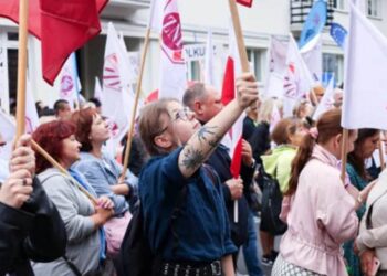 W Warszawie w pierwszy dzień roku szkolnego odbył się protest nauczycieli: pedagodzy domagali się podwyżek i zmian w polityce rządu wobec edukacji.