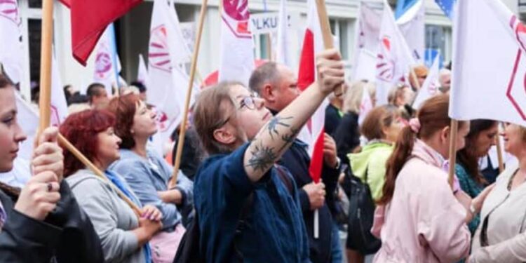 W Warszawie w pierwszy dzień roku szkolnego odbył się protest nauczycieli: pedagodzy domagali się podwyżek i zmian w polityce rządu wobec edukacji.