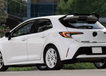 Toyota zaprezentowała Corollę Hatchback 2026 z nową retro-wersją FX Edition, zaktualizowanymi systemami bezpieczeństwa i skorygowanymi cenami.