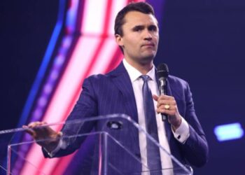 Prokuratura w stanie Utah ujawniła motyw podejrzanego o zabójstwo Charliego Kirka: sprzeciw wobec jego wypowiedzi na temat LGBT. Przedstawiono dowody oraz zeznania rodziny.
