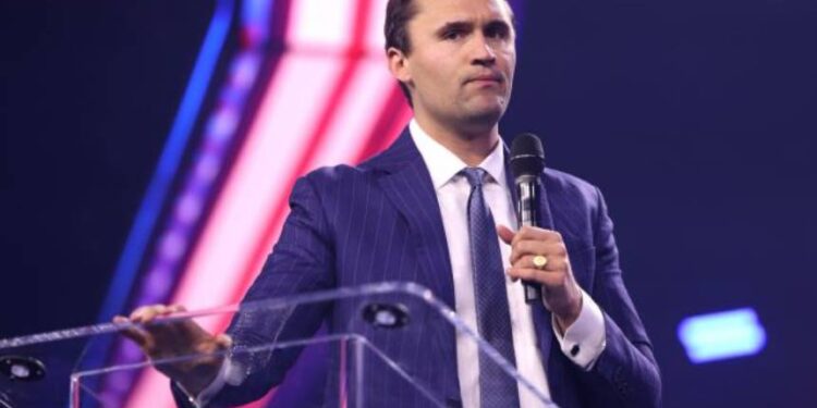 Prokuratura w stanie Utah ujawniła motyw podejrzanego o zabójstwo Charliego Kirka: sprzeciw wobec jego wypowiedzi na temat LGBT. Przedstawiono dowody oraz zeznania rodziny.