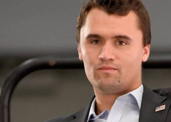 Charliego Kirka zastrzelono podczas debaty w Utah. Donald Trump potwierdził śmierć aktywisty, śledztwo w sprawie zamachu trwa, podejrzany został zwolniony po przesłuchaniu.