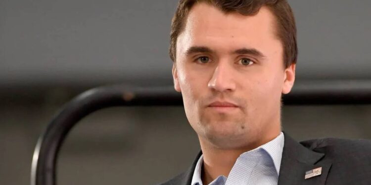 Charliego Kirka zastrzelono podczas debaty w Utah. Donald Trump potwierdził śmierć aktywisty, śledztwo w sprawie zamachu trwa, podejrzany został zwolniony po przesłuchaniu.