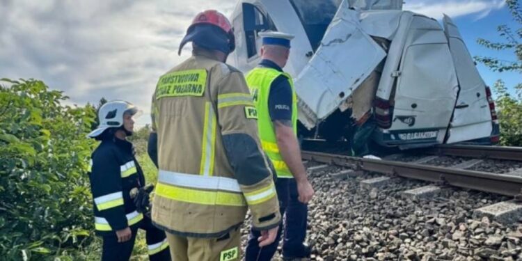 W Polsce bus zderzył się z pociągiem Gdynia–Hel: 300 pasażerów ewakuowano, kierowca w szpitalu. Ruch kolejowy tymczasowo wstrzymany.