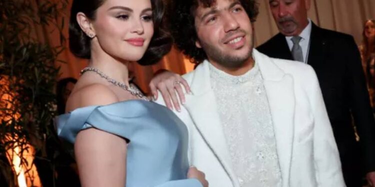 Selena Gomez i Benny Blanco pobrali się w Kalifornii: szczegóły uroczystości, stylizacja panny młodej, znani goście i historia miłości pary.