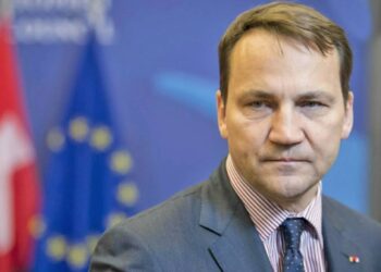 Sikorski: Polska nie planuje zrywać stosunków dyplomatycznych z Rosją mimo incydentu z dronami. Minister wezwał do jedności Zachodu i wsparcia Ukrainy.