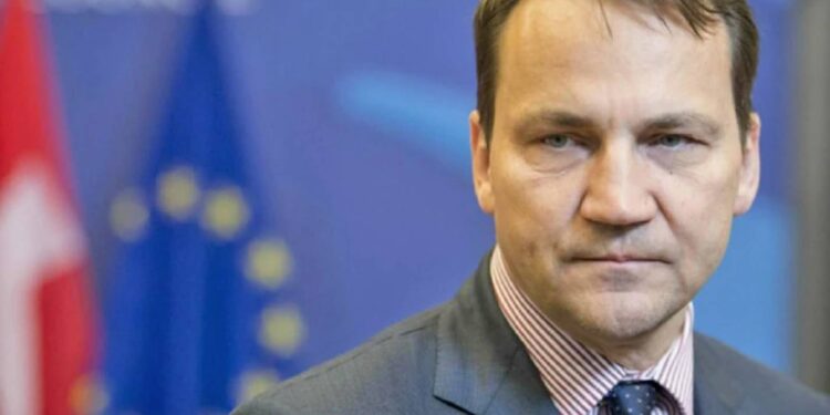 Sikorski: Polska nie planuje zrywać stosunków dyplomatycznych z Rosją mimo incydentu z dronami. Minister wezwał do jedności Zachodu i wsparcia Ukrainy.