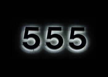 Liczba anielska 555 symbolizuje zmiany, transformację i nowe początki. Poznaj jej pełne znaczenie i interpretację w numerologii i duchowości.