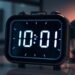 Dowiedz się, co oznacza godzina 10:01 na zegarze: symbolika, numerologia i psychologia. Pełne wyjaśnienie lustrzanych liczb bez mitów i przesady.