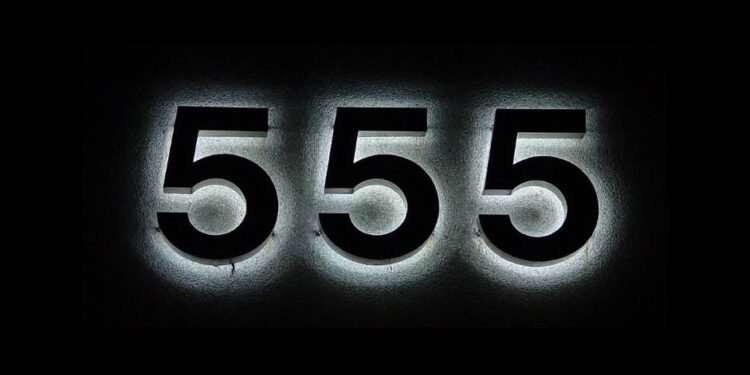 Liczba anielska 555 symbolizuje zmiany, transformację i nowe początki. Poznaj jej pełne znaczenie i interpretację w numerologii i duchowości.