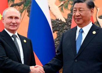 Rosja dostarcza Chinom sprzęt opancerzony i prowadzi szkolenia spadochroniarzy, przygotowując Pekin do ewentualnego ataku na Tajwan.