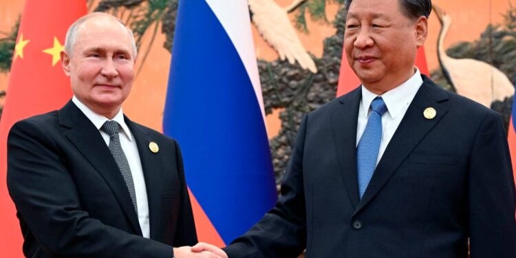 Rosja dostarcza Chinom sprzęt opancerzony i prowadzi szkolenia spadochroniarzy, przygotowując Pekin do ewentualnego ataku na Tajwan.