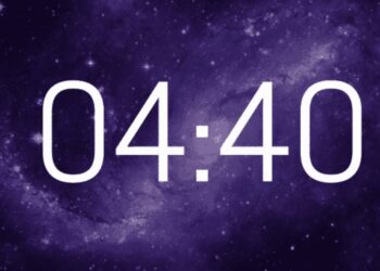 Dowiedz się, co symbolizuje godzina lustrzana 04:40 w twoim życiu, jak interpretują ją numerolodzy i dlaczego często ją widzisz.