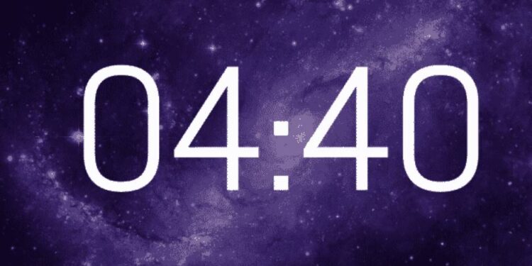 Dowiedz się, co symbolizuje godzina lustrzana 04:40 w twoim życiu, jak interpretują ją numerolodzy i dlaczego często ją widzisz.