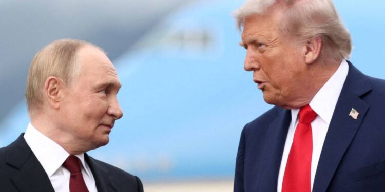 Putin nasila ataki na Ukrainę, licząc na pasywność Trumpa. Kreml dąży do zmuszenia Kijowa do ustępstw, podczas gdy USA przerzucają presję na UE.
