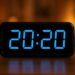 Dowiedz się, co oznacza liczba 20:20 na zegarze, jej numerologiczne i duchowe znaczenie. Dlaczego często widzisz tę godzinę i co ona symbolizuje.