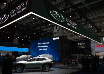 Chery opuszcza Rosję do 2027 roku z powodu sankcji oraz planowanego debiutu giełdowego w Hongkongu. Spółka straci swój drugi co do znaczenia rynek, na którym sprzedała 325 tys. aut.