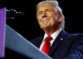 Donald Trump domaga się 15 mld USD od The New York Times i Penguin Random House, oskarżając ich o zniesławienie oraz wyrządzenie szkody jego biznesowi i reputacji.