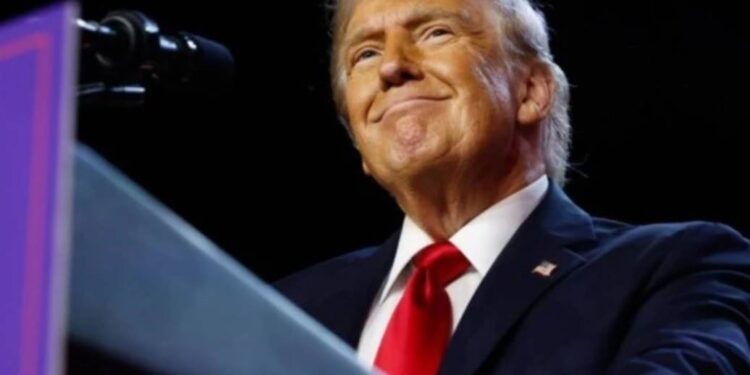 Donald Trump domaga się 15 mld USD od The New York Times i Penguin Random House, oskarżając ich o zniesławienie oraz wyrządzenie szkody jego biznesowi i reputacji.