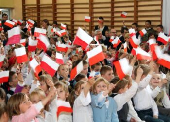 1 września w Polsce obchodzony jest początek nowego roku szkolnego, a dla wielu uczniów to nie tylko pierwszy dzwonek, lecz także uroczyste powitanie na „Rozpoczęcie roku szkolnego”.