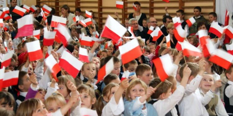 1 września w Polsce obchodzony jest początek nowego roku szkolnego, a dla wielu uczniów to nie tylko pierwszy dzwonek, lecz także uroczyste powitanie na „Rozpoczęcie roku szkolnego”.