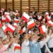 1 września w Polsce obchodzony jest początek nowego roku szkolnego, a dla wielu uczniów to nie tylko pierwszy dzwonek, lecz także uroczyste powitanie na „Rozpoczęcie roku szkolnego”.
