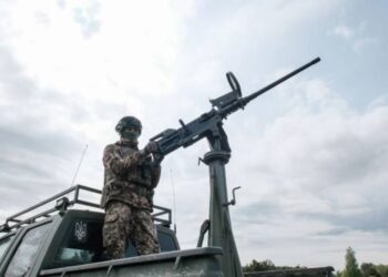 Rosja zaatakowała Ukrainę rekordowymi 805 dronami i 13 rakietami w nocy z 6 na 7 września. Obrona przeciwlotnicza zestrzeliła 751 cel, ale odnotowano ofiary i zniszczenia.