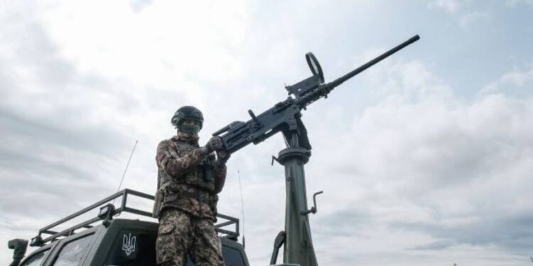 Rosja zaatakowała Ukrainę rekordowymi 805 dronami i 13 rakietami w nocy z 6 na 7 września. Obrona przeciwlotnicza zestrzeliła 751 cel, ale odnotowano ofiary i zniszczenia.