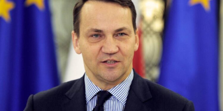 Radosław Sikorski skomentował atak na konsulat Polski w Brukseli, wiążąc go z polityką Warszawy wobec nielegalnej migracji.