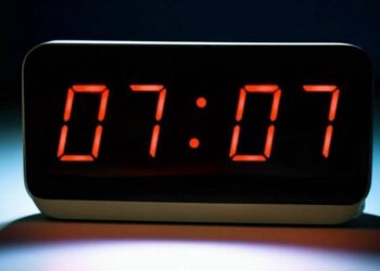 Dowiedz się, co oznacza 07:07 na zegarze: symbolika lustrzanych liczb, psychologia postrzegania i interpretacje numerologiczne.