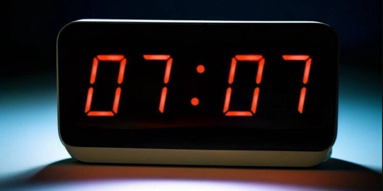 Dowiedz się, co oznacza 07:07 na zegarze: symbolika lustrzanych liczb, psychologia postrzegania i interpretacje numerologiczne.
