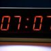 Dowiedz się, co oznacza 07:07 na zegarze: symbolika lustrzanych liczb, psychologia postrzegania i interpretacje numerologiczne.