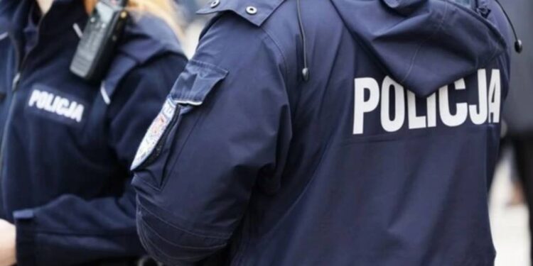 W Olsztynie zatrzymano 19-latka z bronią i materiałami wybuchowymi. Śledztwo dotyczy przygotowań do zamachu na szkoły i wydarzenia publiczne.