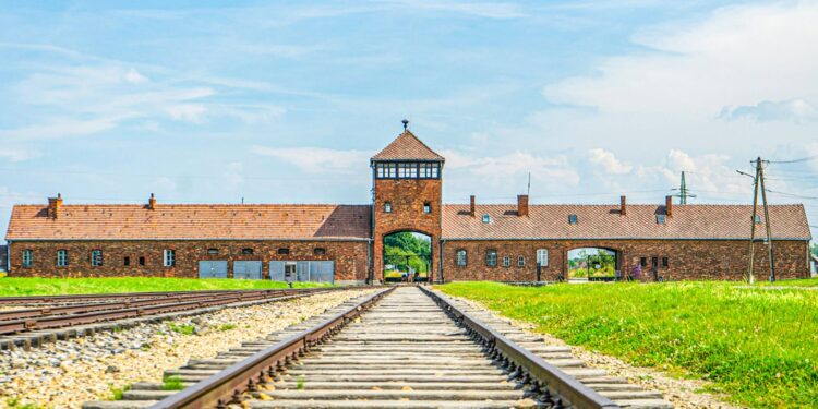 W Polsce ukarano grzywną dwóch Finów, którzy w stanie nietrzeźwości przedostali się przez ogrodzenie i wtargnęli na teren Muzeum Auschwitz-Birkenau.