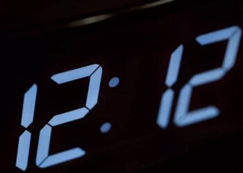 Dowiedz się, jakie znaczenie ma liczba 12:12 na zegarze. Symbolika, interpretacja w numerologii, psychologii oraz wpływ na życie i los.