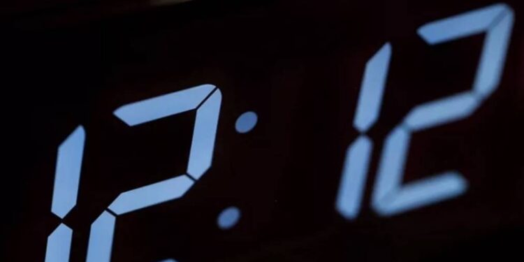 Dowiedz się, jakie znaczenie ma liczba 12:12 na zegarze. Symbolika, interpretacja w numerologii, psychologii oraz wpływ na życie i los.