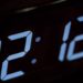 Dowiedz się, jakie znaczenie ma liczba 12:12 na zegarze. Symbolika, interpretacja w numerologii, psychologii oraz wpływ na życie i los.