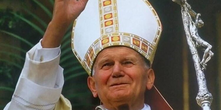 16 października w Polsce obchodzony jest Dzień Papieża Jana Pawła II – na cześć Karola Wojtyły, pierwszego polskiego papieża, który zmienił historię XX wieku.