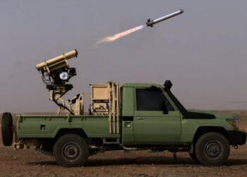 Israel Aerospace Industries zaprezentowała LAHAT Alpha — dwustopniowy pocisk przeciwpancerny o zasięgu 20 km, długości 2 m, masie 20 kg, z wymienną głowicą bojową i naprowadzaniem laserowym. Zasięg 20 km.