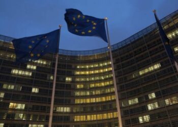 Unia Europejska ostatecznie zakazuje importu rosyjskiego gazu do 2028 roku, nawet po zakończeniu wojny. Decyzja Rady UE stanowi historyczny krok w kierunku niezależności energetycznej.