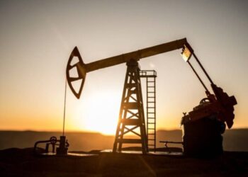Ceny ropy osiągnęły minimum z ostatnich 4 miesięcy: Brent — 64,11 USD, WTI — 60,48 USD. Powód — nadpodaż, słabszy popyt i presja OPEC+.