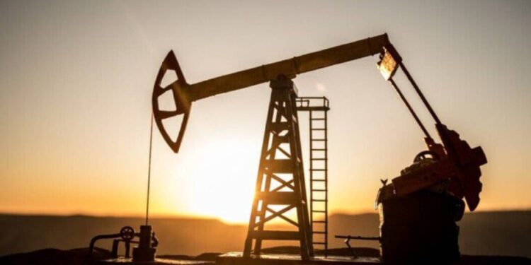 Ceny ropy osiągnęły minimum z ostatnich 4 miesięcy: Brent — 64,11 USD, WTI — 60,48 USD. Powód — nadpodaż, słabszy popyt i presja OPEC+.