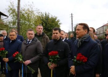 Sikorski przybył na Ukrainę. Szef MSZ Polski odwiedził miejsce rosyjskiego ataku w pobliżu Lwowa oraz omówił z Kijowem współpracę obronną i wsparcie dla Ukrainy.
