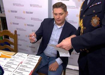 Poseł PiS Bartosz Kownacki publicznie przeszedł testy na alkohol i narkotyki po oskarżeniach o nieadekwatne zachowanie w Sejmie.