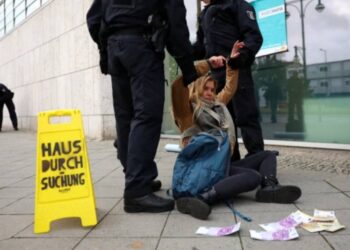 W Berlinie aktywiści „Ostatniego Pokolenia” wdarli się do biura CDU, uszkodzili popiersie Adenauera i zostali zatrzymani przez policję.